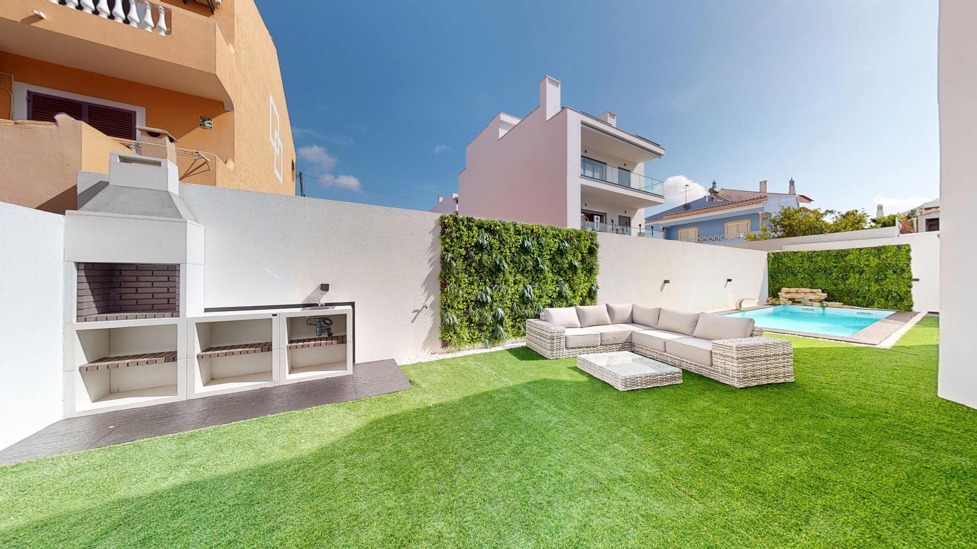 Moradia T4 com piscina e 4 suítes, 3 com closet